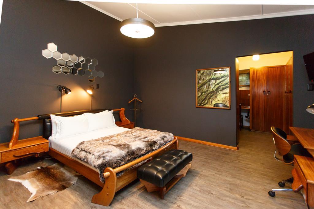 Miles Bed&Breakfast Pensión Oudtshoorn Exterior foto